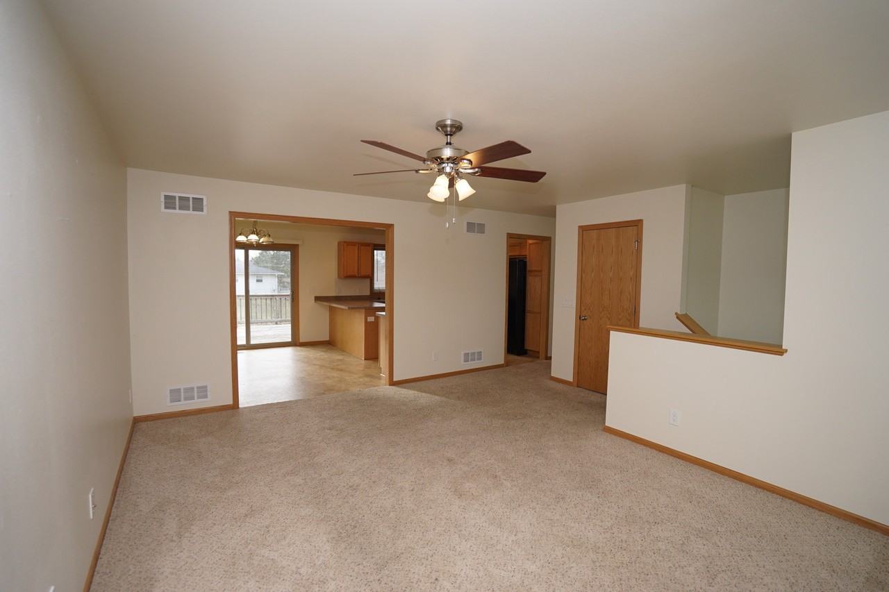 2739 Lyman Ln - Photo 3 of 12