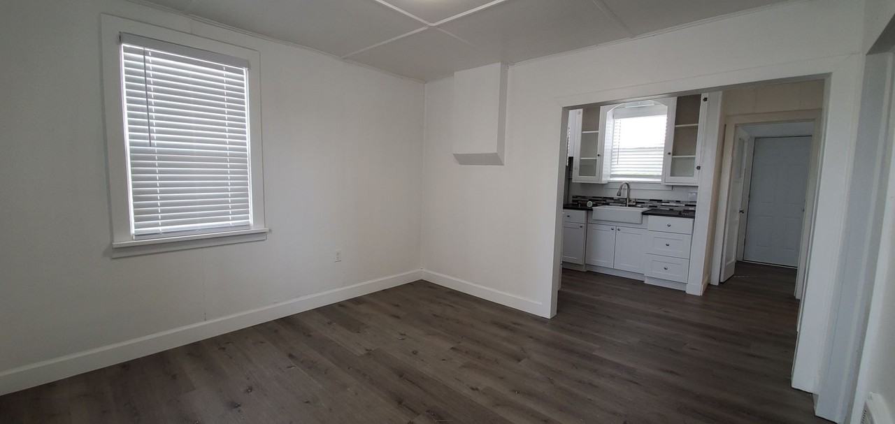 128 W Railroad Ave - Photo 2 of 14