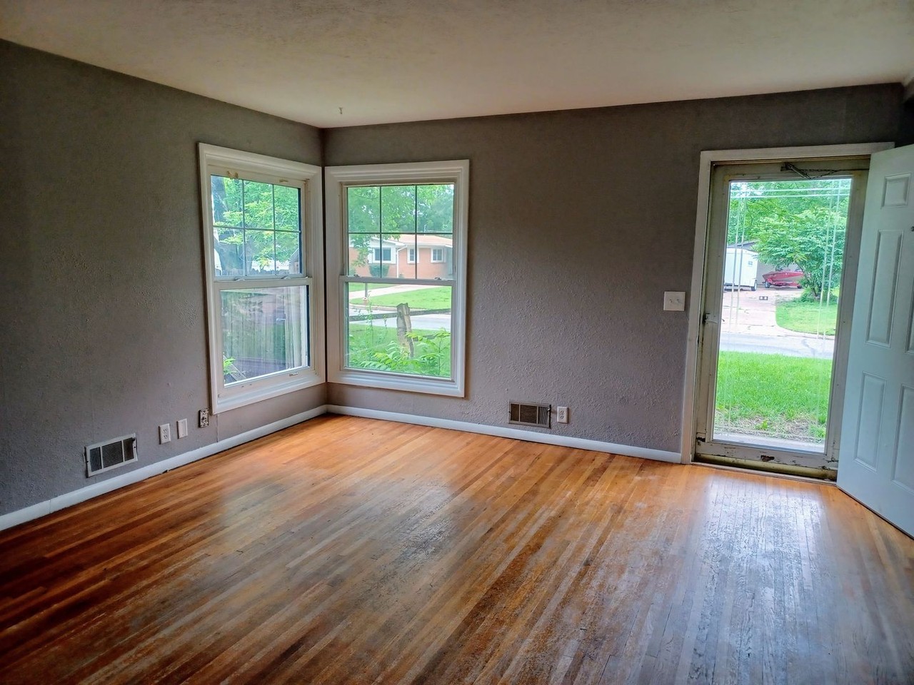 1419 E Beaumont St - Photo 2 of 16