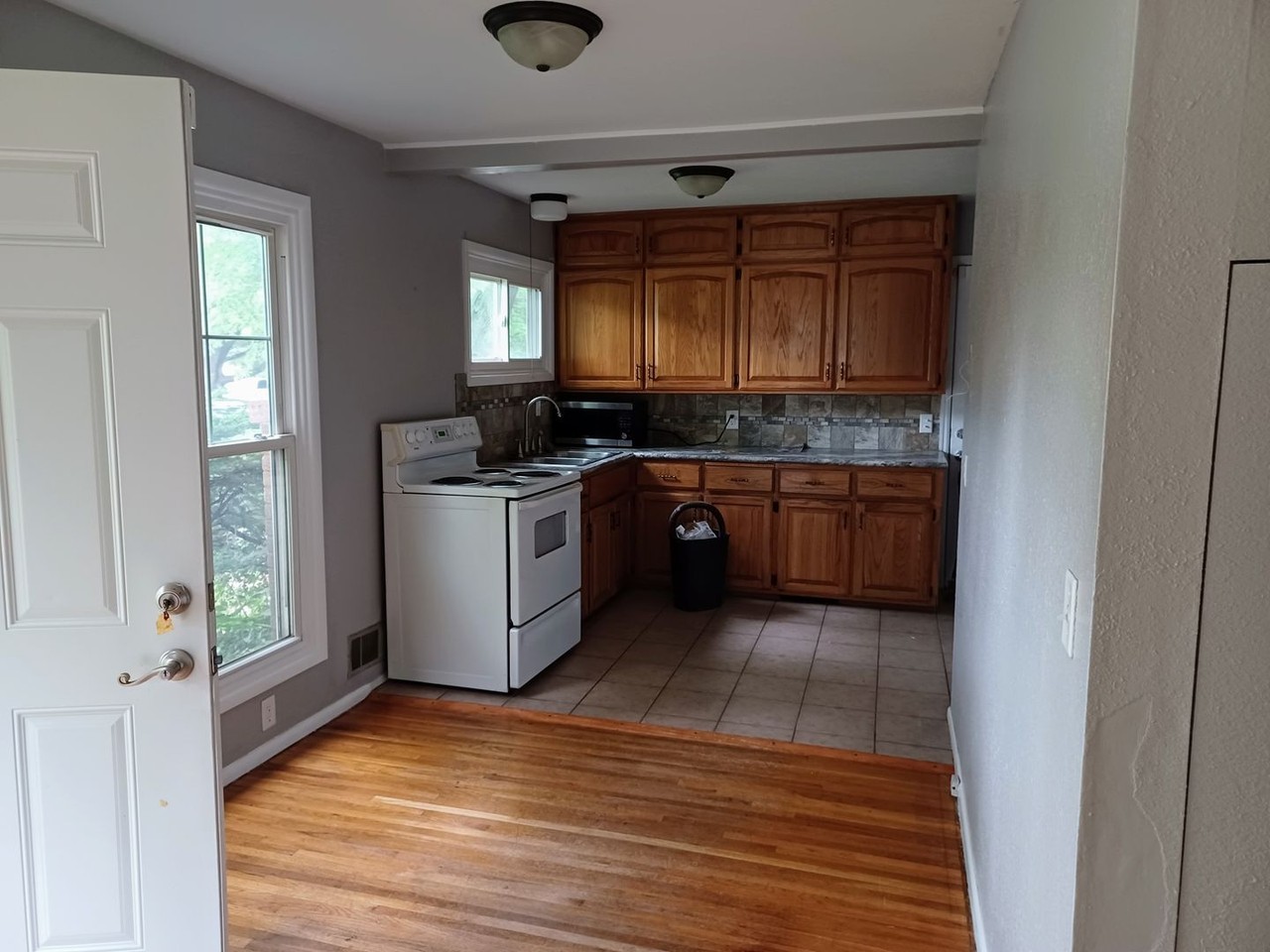 1419 E Beaumont St - Photo 3 of 16