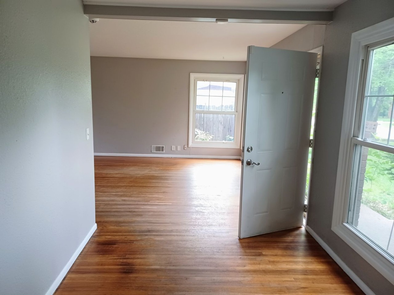 1419 E Beaumont St - Photo 5 of 16