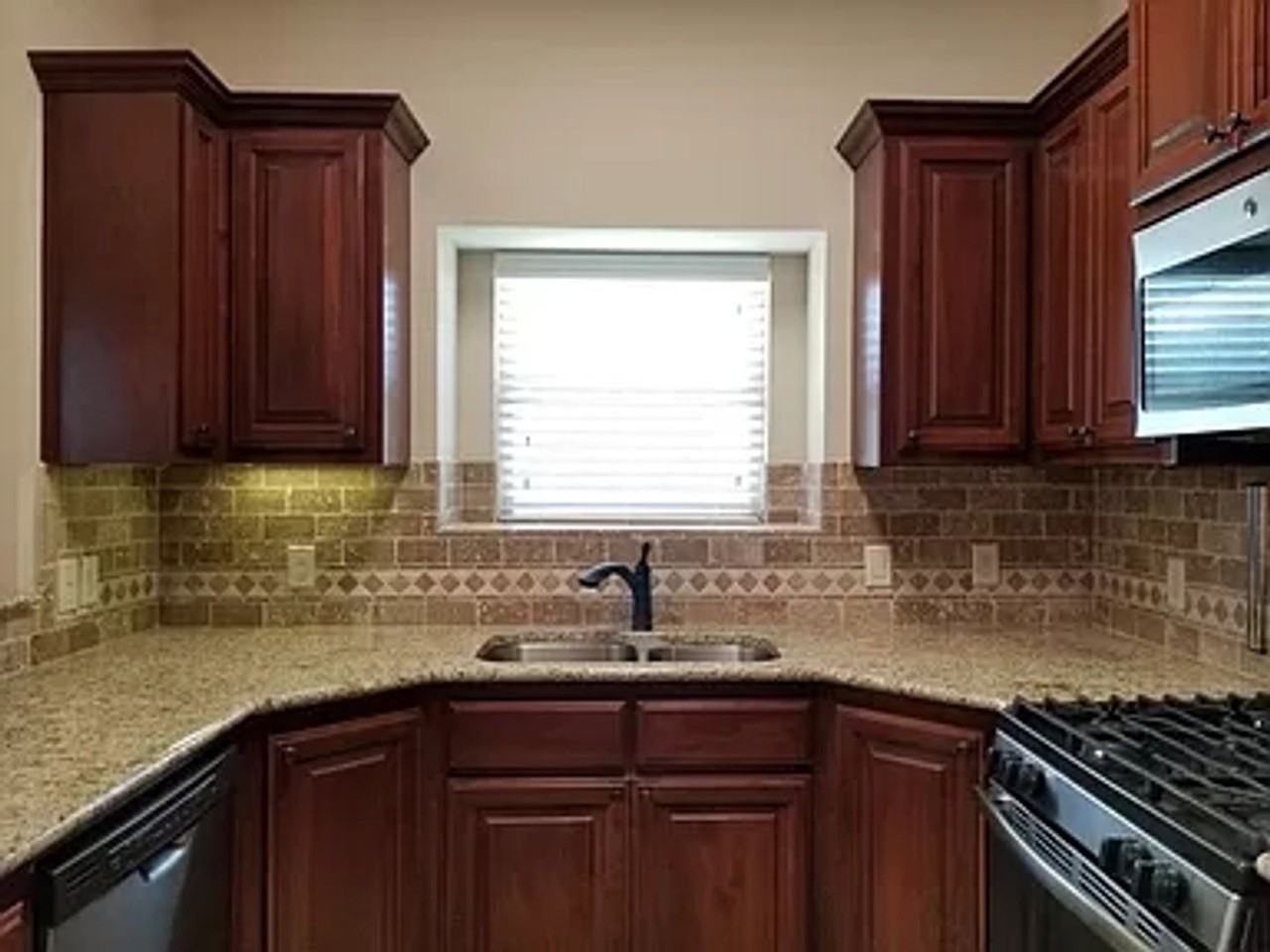 901 Heather Ln - Photo 3 of 39