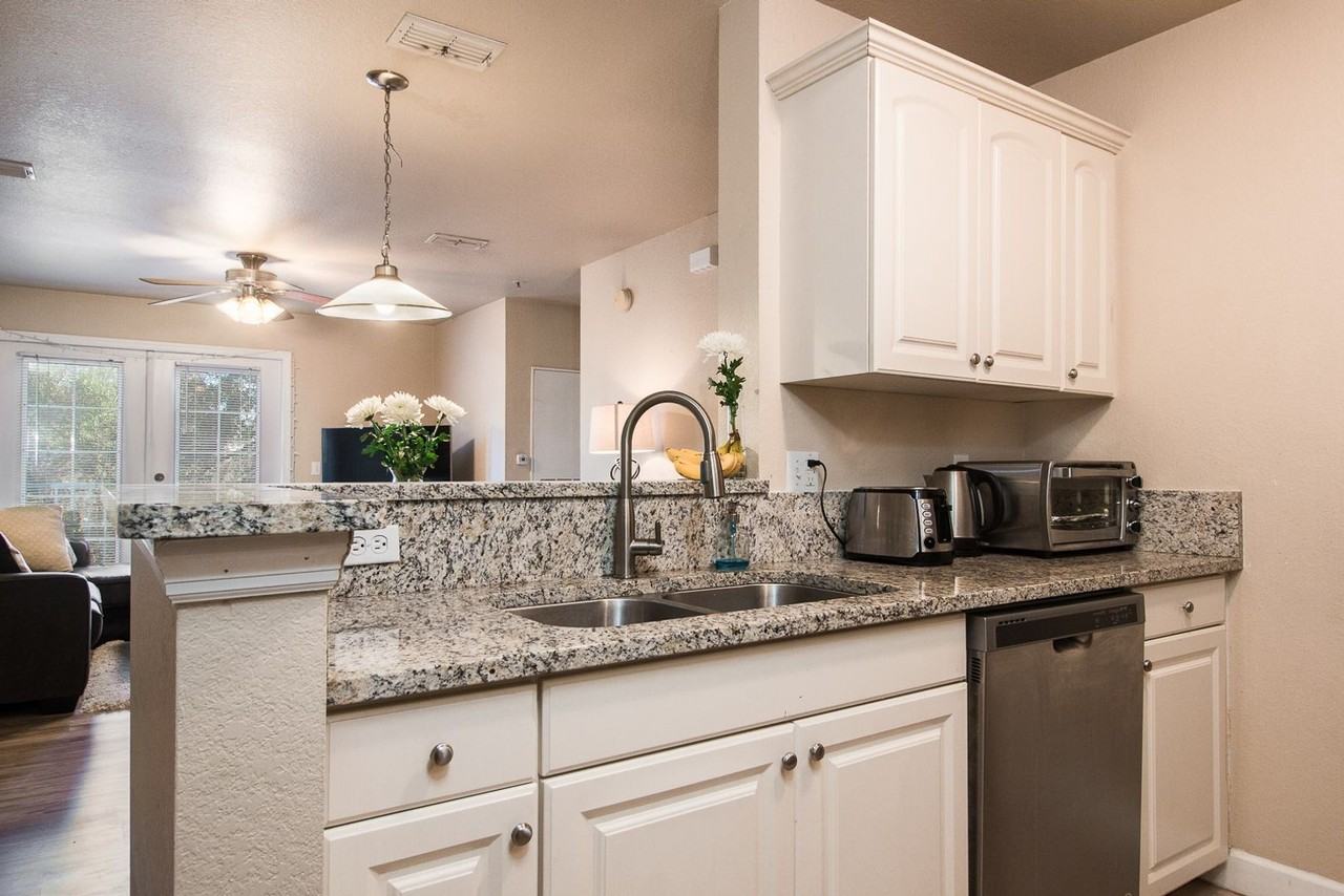 921 Southwest Depot Avenue - Photo 5 of 24