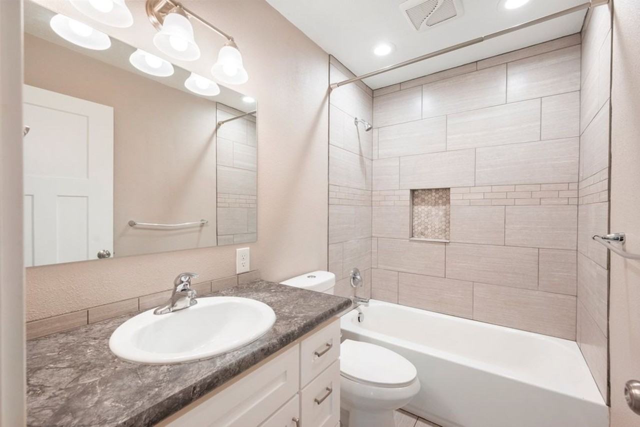 418 E Hawthorne Rd - Photo 4 of 12