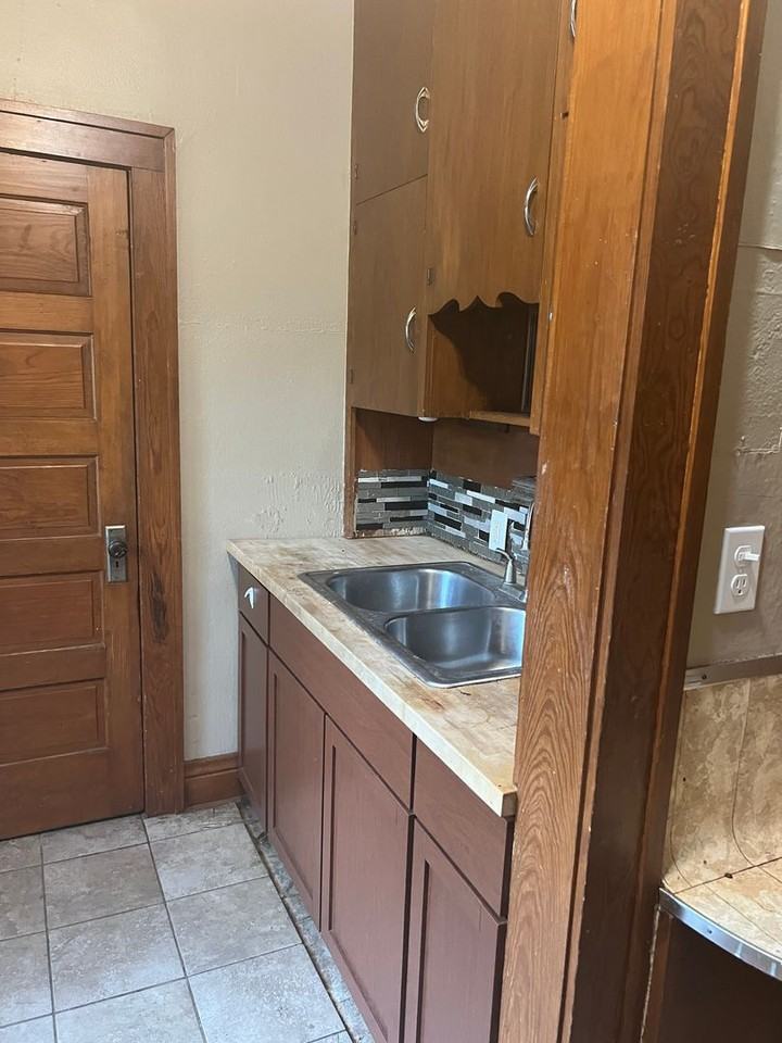 821 W 15th St - Photo 2 of 10