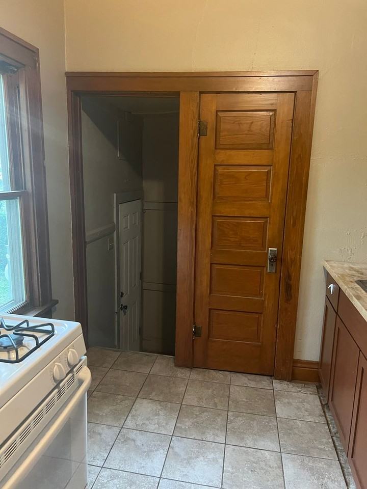821 W 15th St - Photo 3 of 10