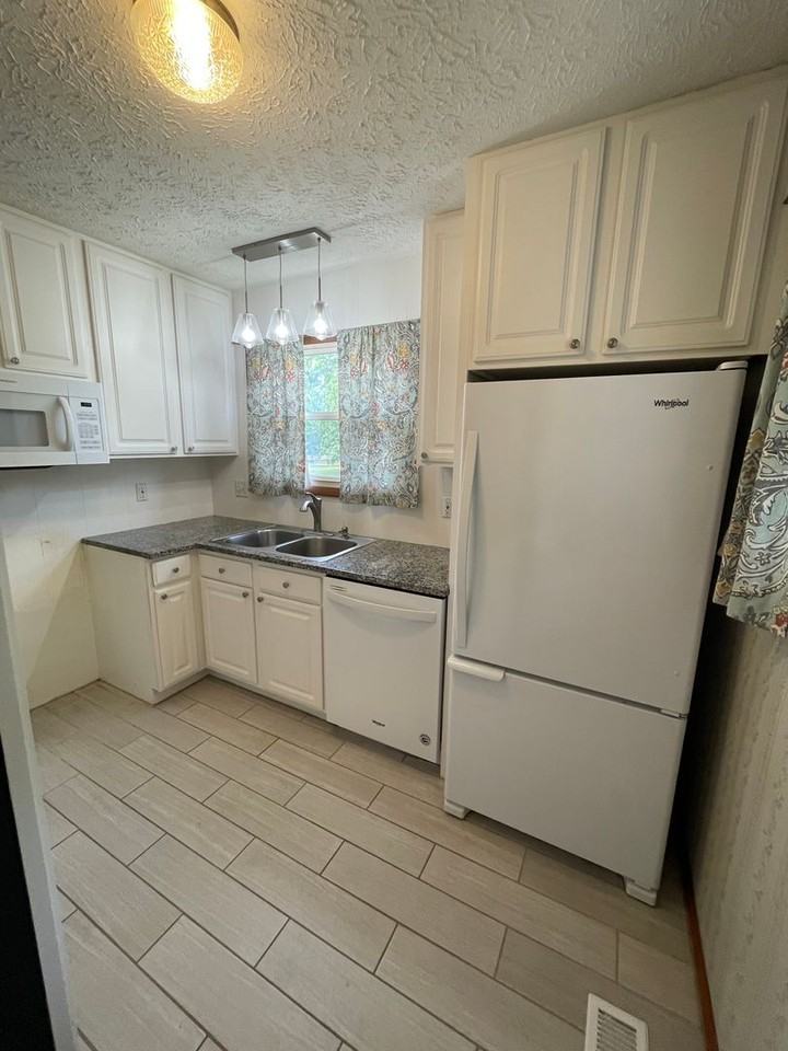 1313 Warren Dr - Photo 3 of 21