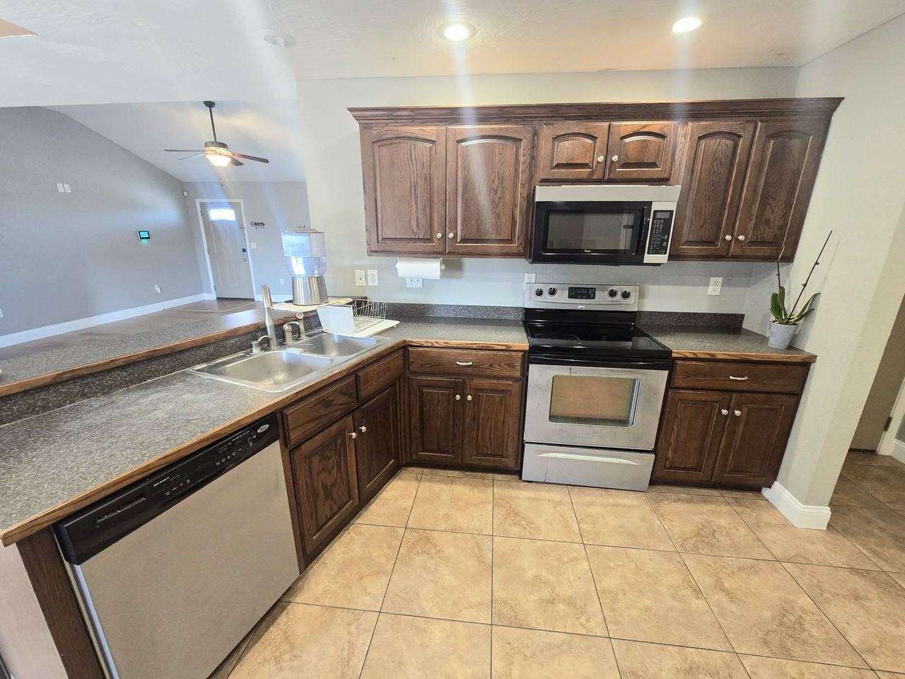 16386 Heartland Ln - Photo 3 of 12