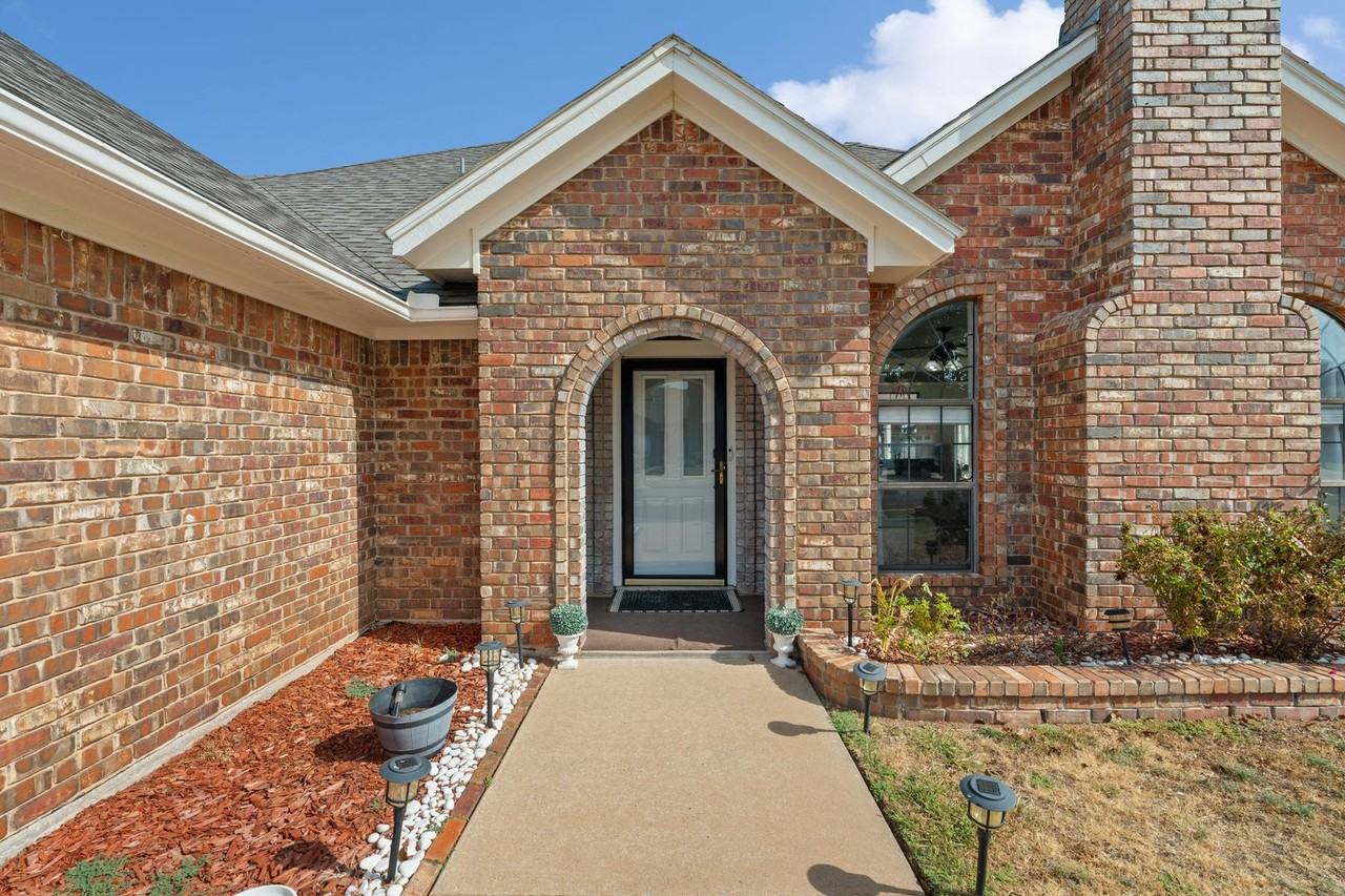 6807 Northwest Crestwood Drive - Photo 2 of 39