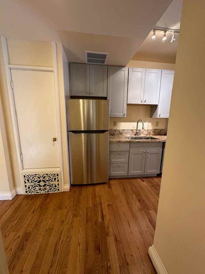 202 N Pine St - Photo 2 of 22