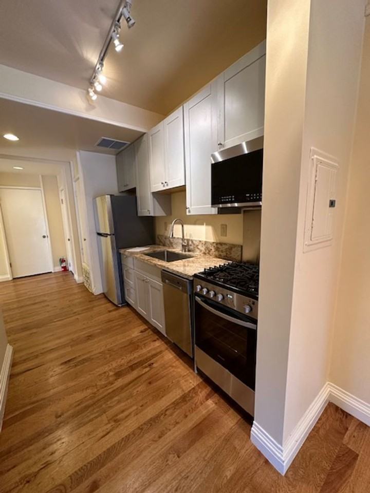 202 N Pine St - Photo 3 of 22