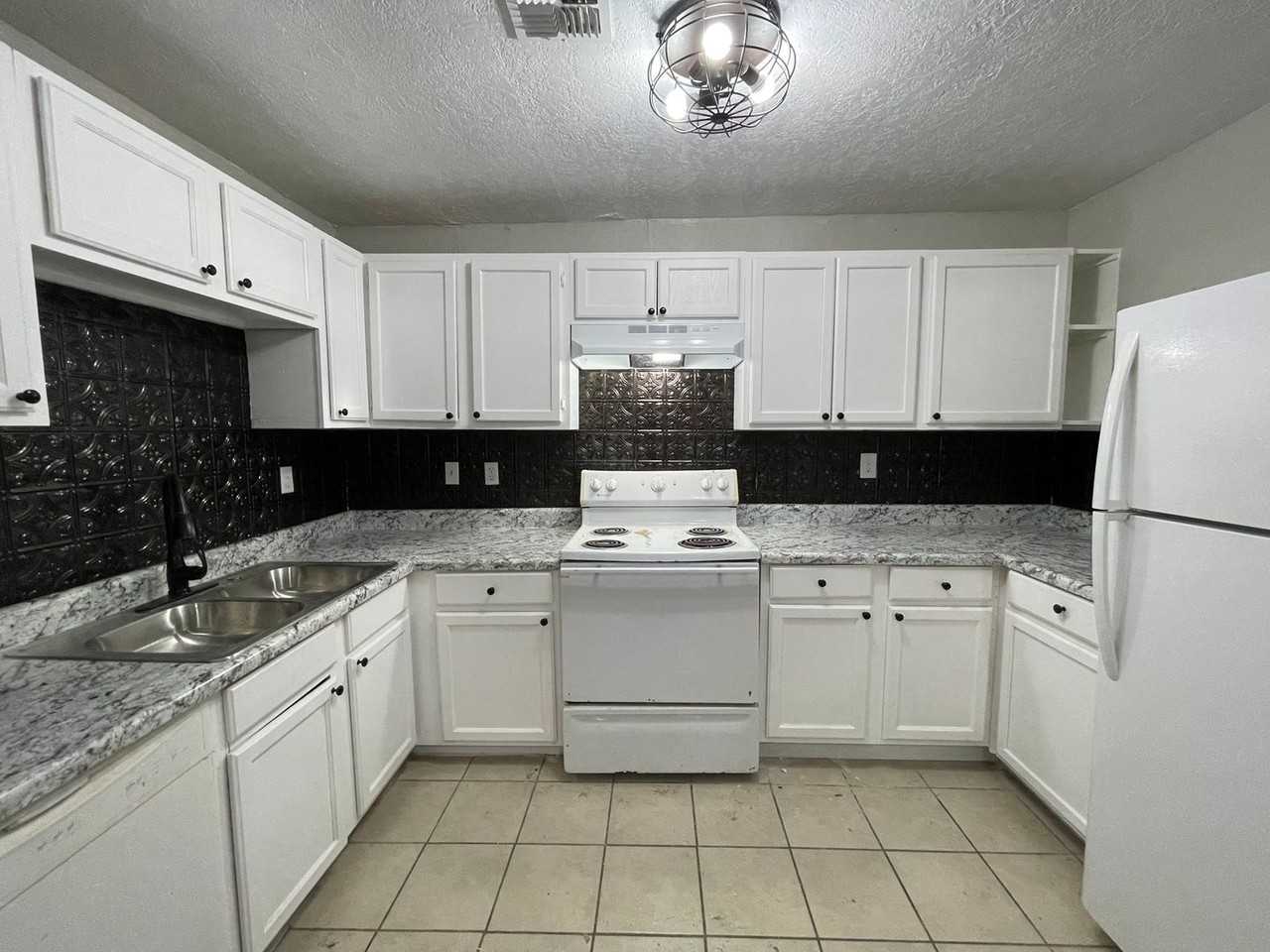 1304 Nw 99th St - Photo 4 of 22