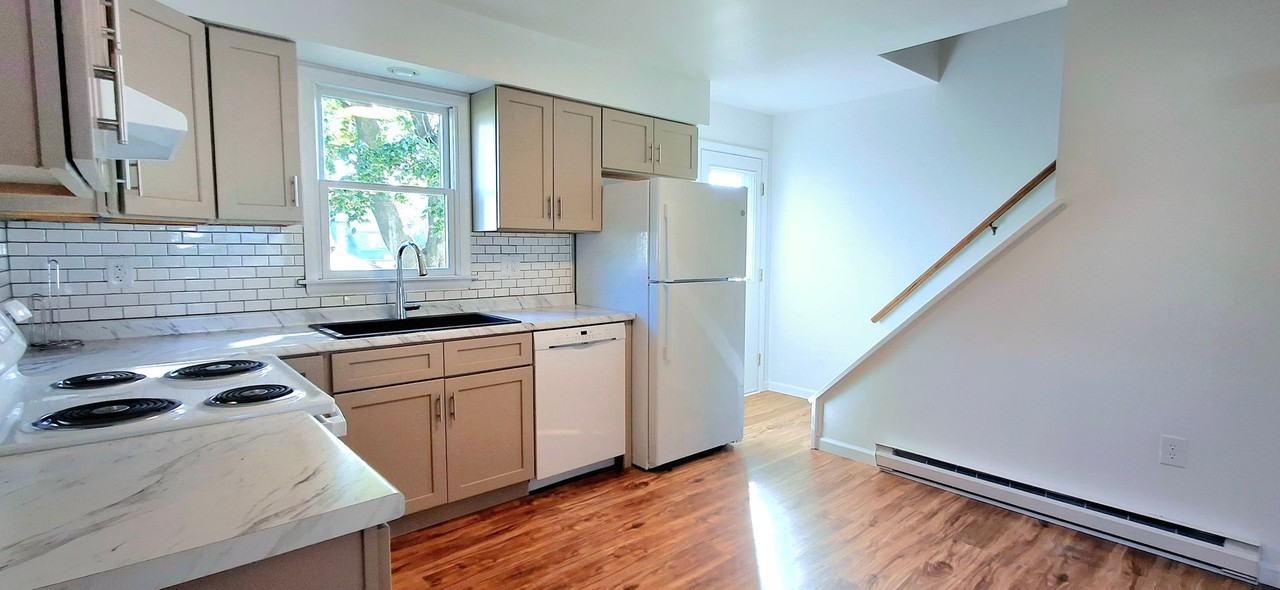 323 N Cherry Aly - Photo 2 of 13