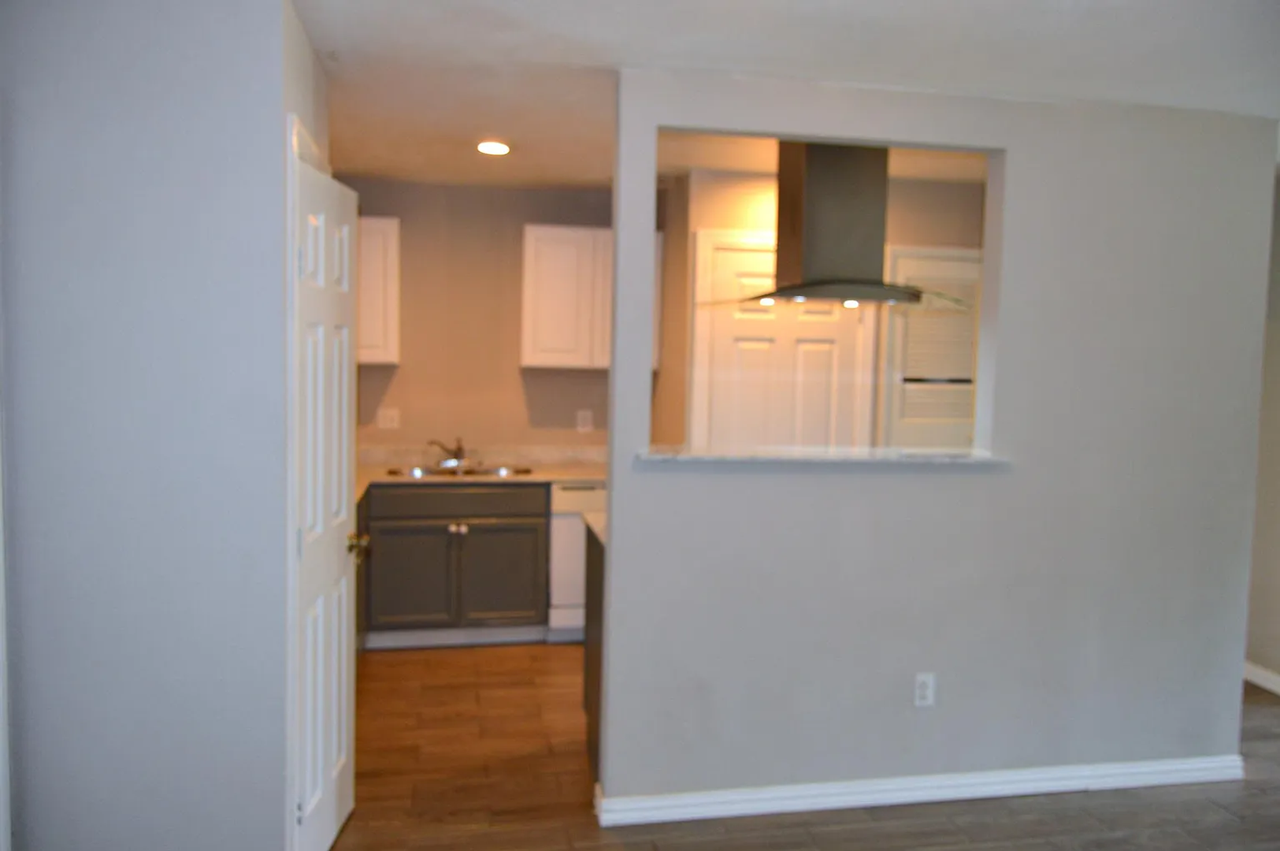 5729 Emerson Dr - Photo 4 of 17