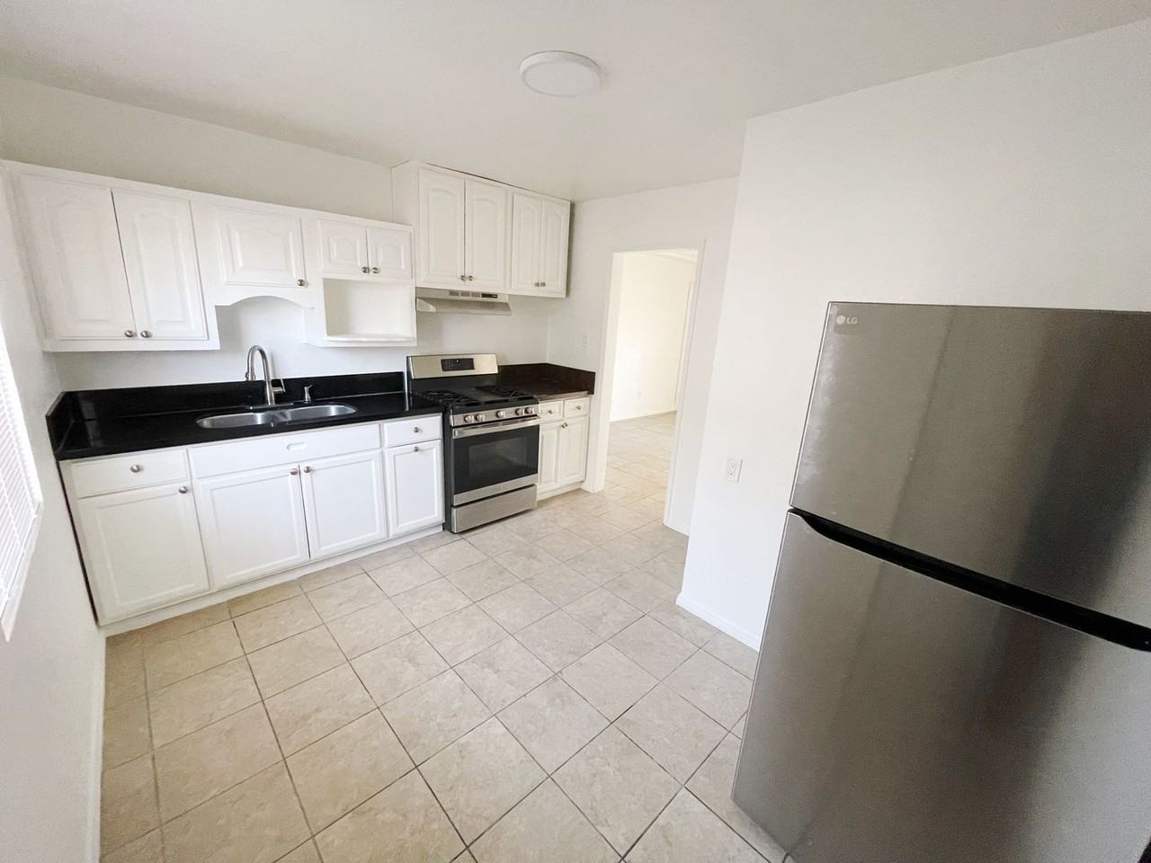 8414 S. San Pedro St - Photo 3 of 5