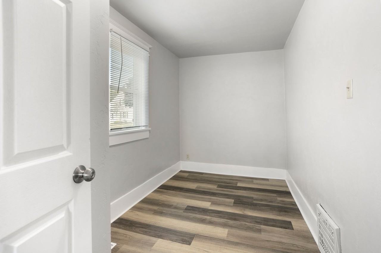 1609 25th St - Photo 3 of 21