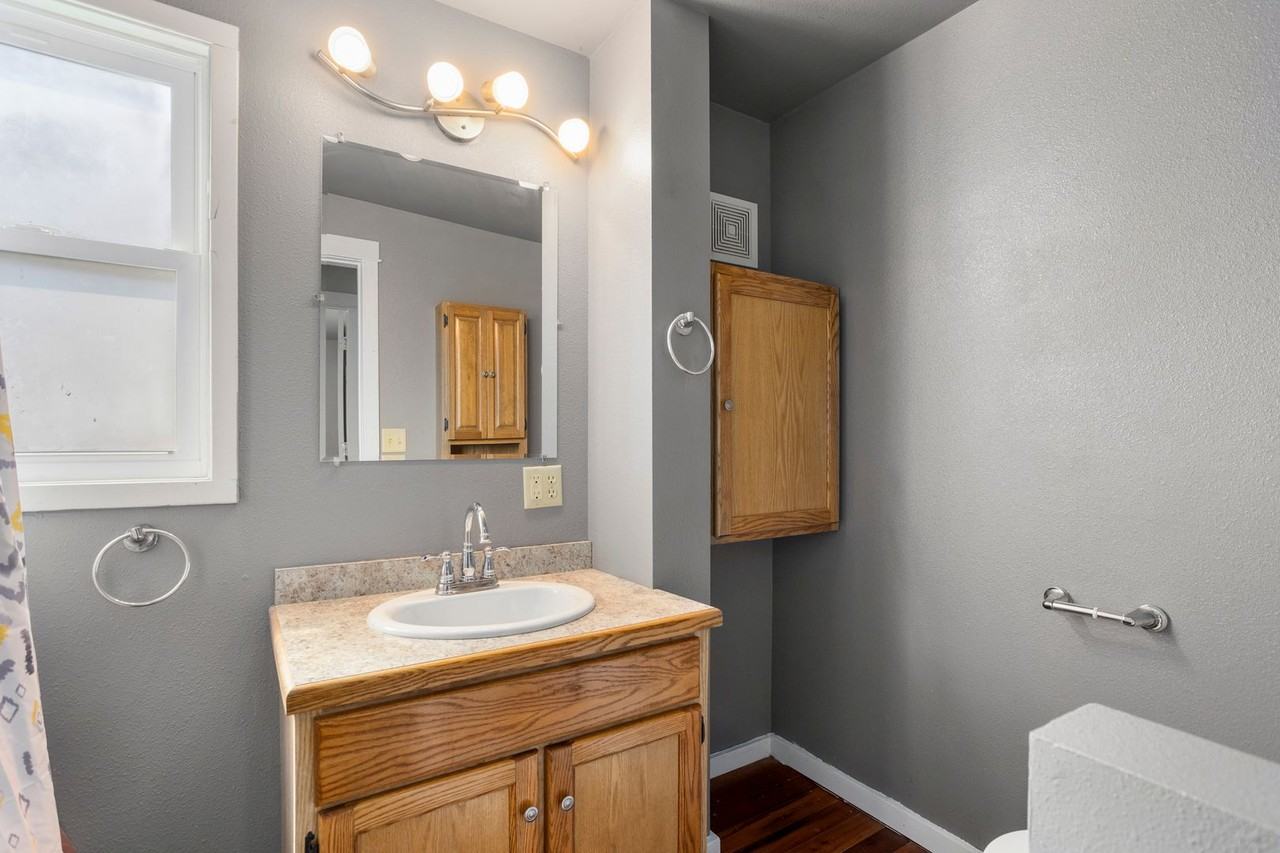1609 25th St - Photo 7 of 21