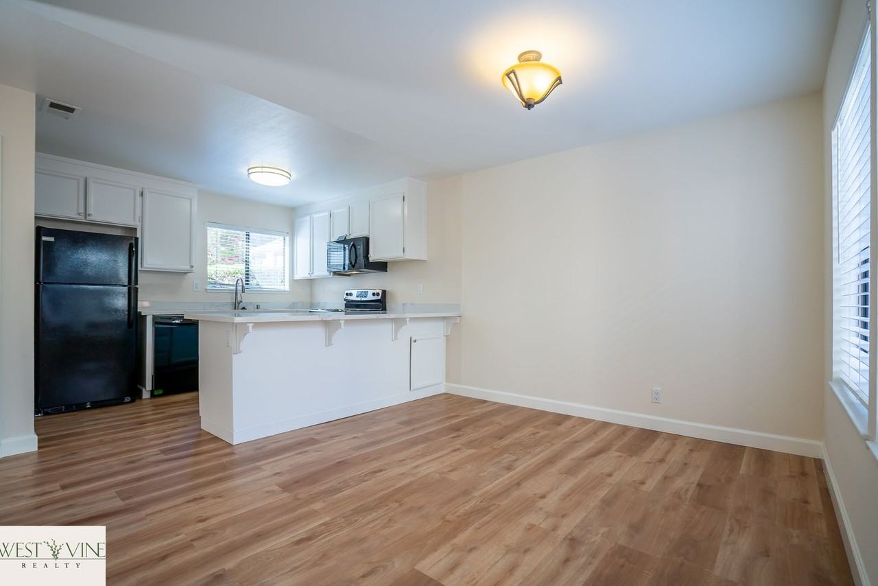 22662 Silver Oak Ln - Photo 4 of 15