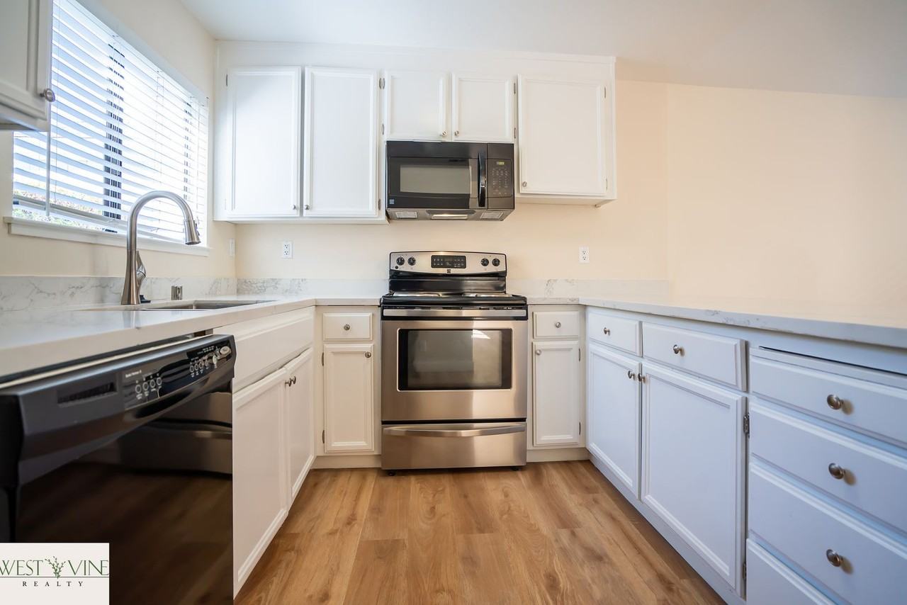 22662 Silver Oak Ln - Photo 5 of 15