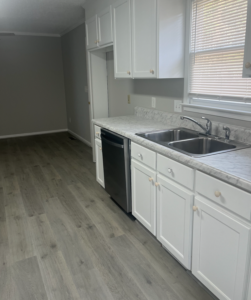 106 Ashmore St - Photo 2 of 14