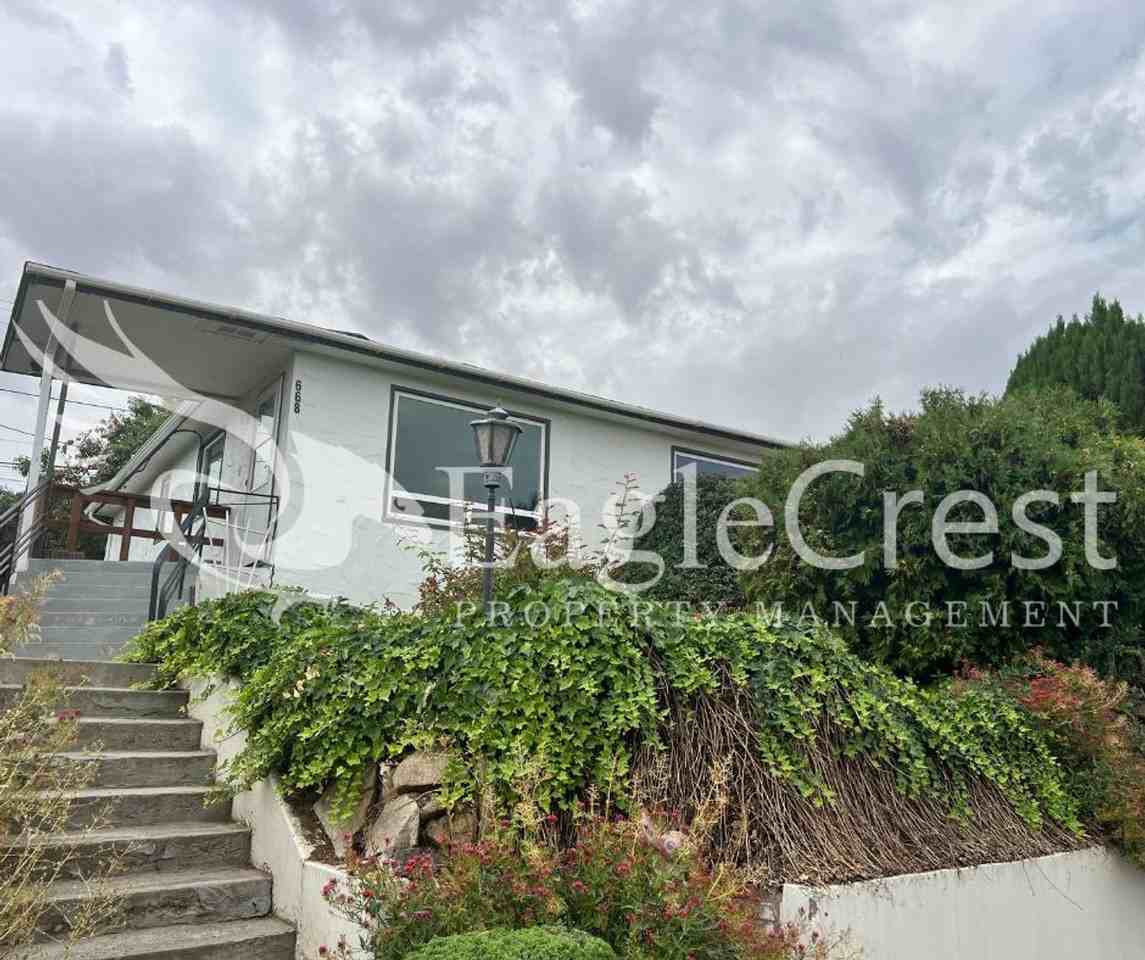 668 College St - Photo 3 of 43