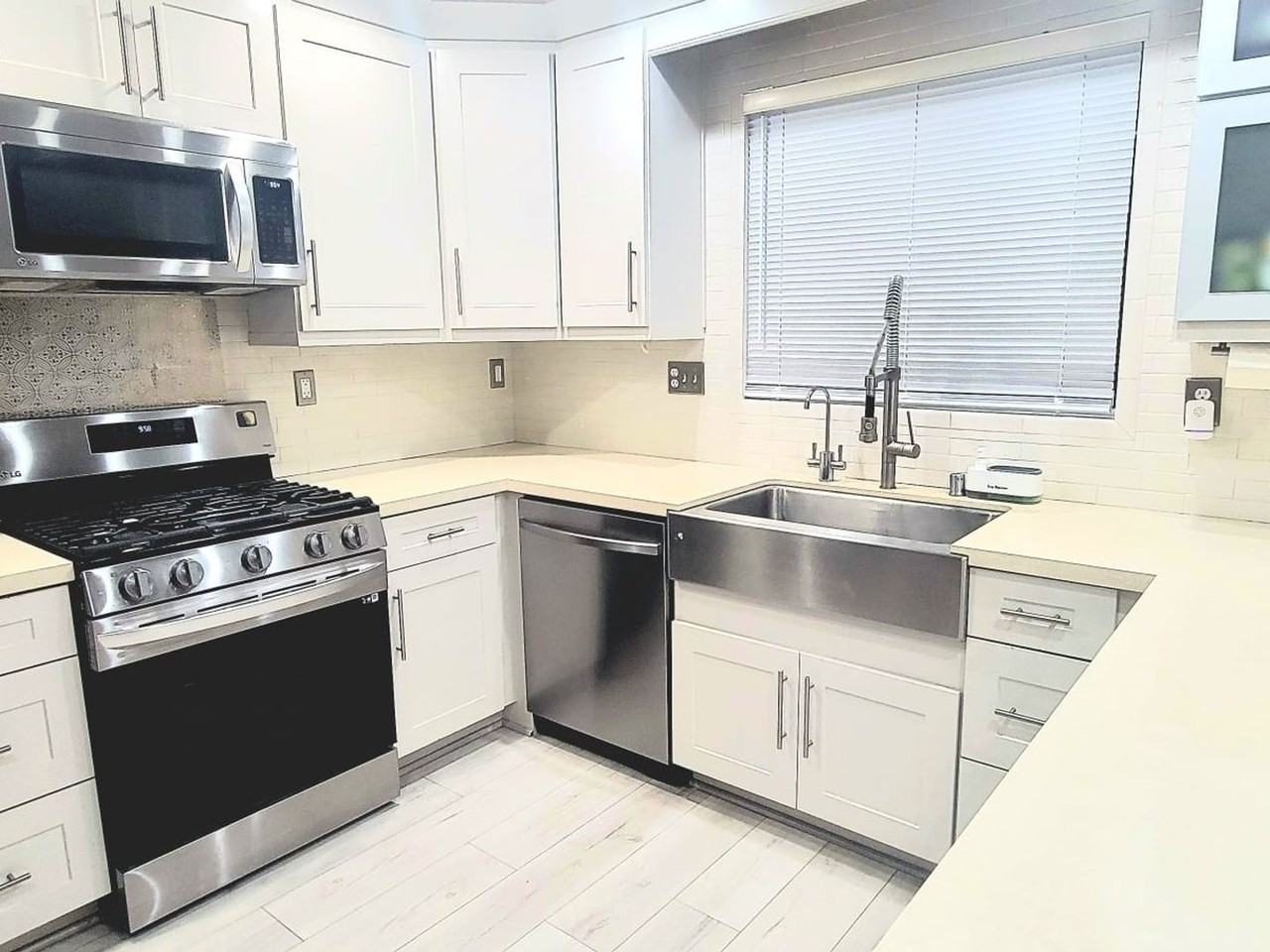 15996 Mihaylo Ct - Photo 3 of 17