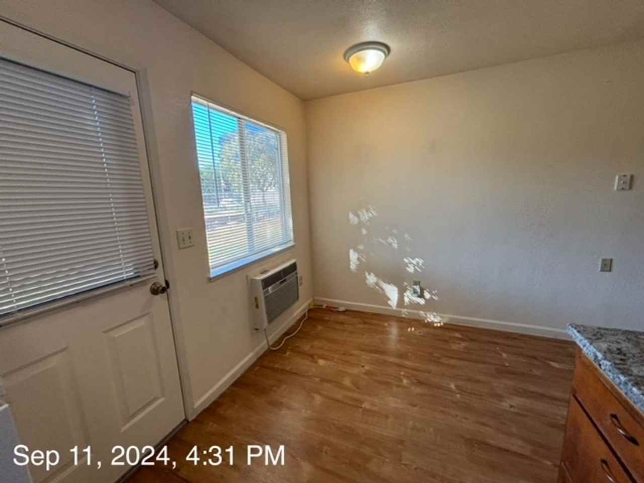 529 Oak St - Photo 3 of 8