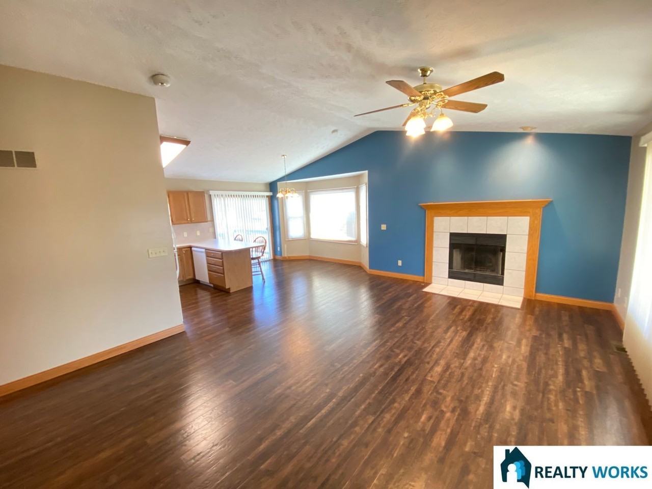 618 W Burt Dr - Photo 2 of 36