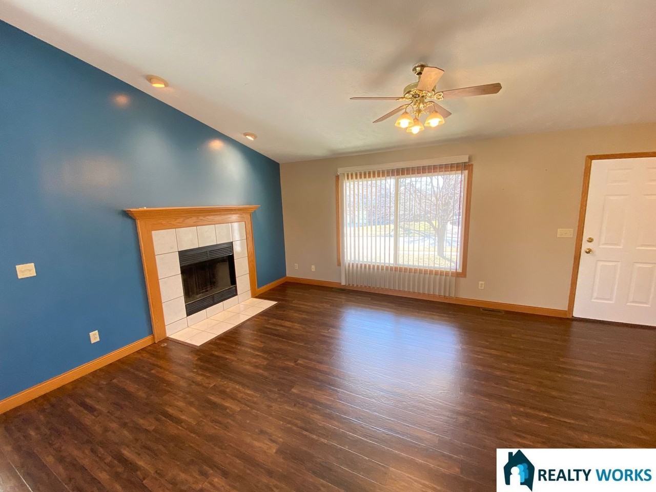 618 W Burt Dr - Photo 3 of 36