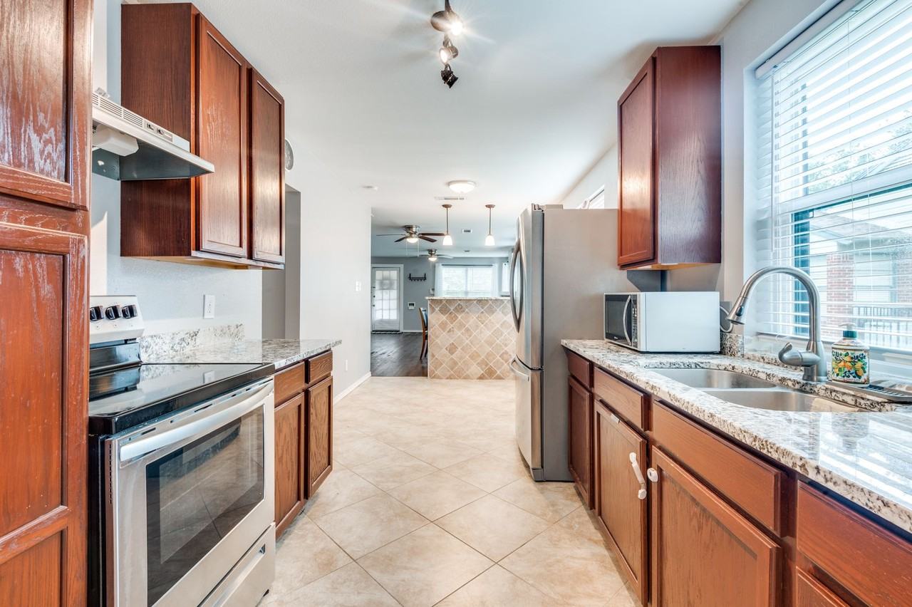 1506 Hollywood Ave - Photo 3 of 9