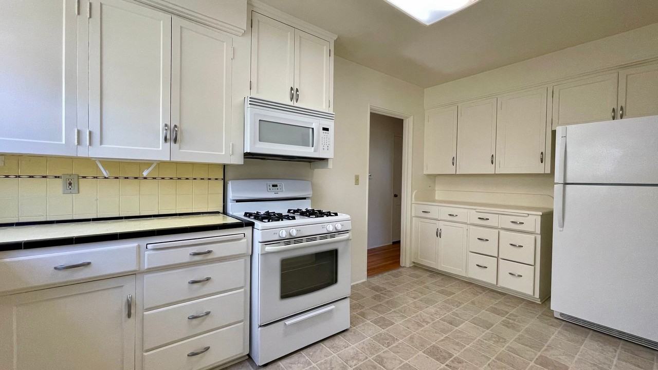 1491 Iris St - Photo 4 of 14
