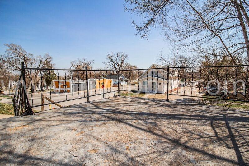 3008 Seward St - Photo 3 of 22