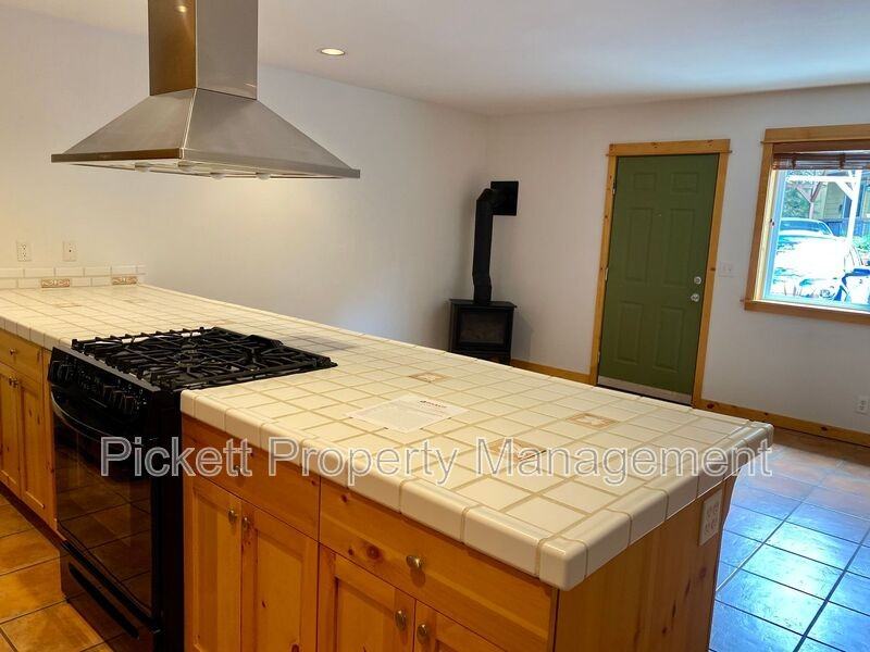 4673 Nw Walgren Dr #C - Photo 3 of 12