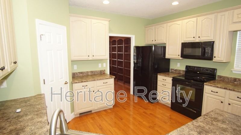 3006 Franklin Ave - Photo 7 of 24