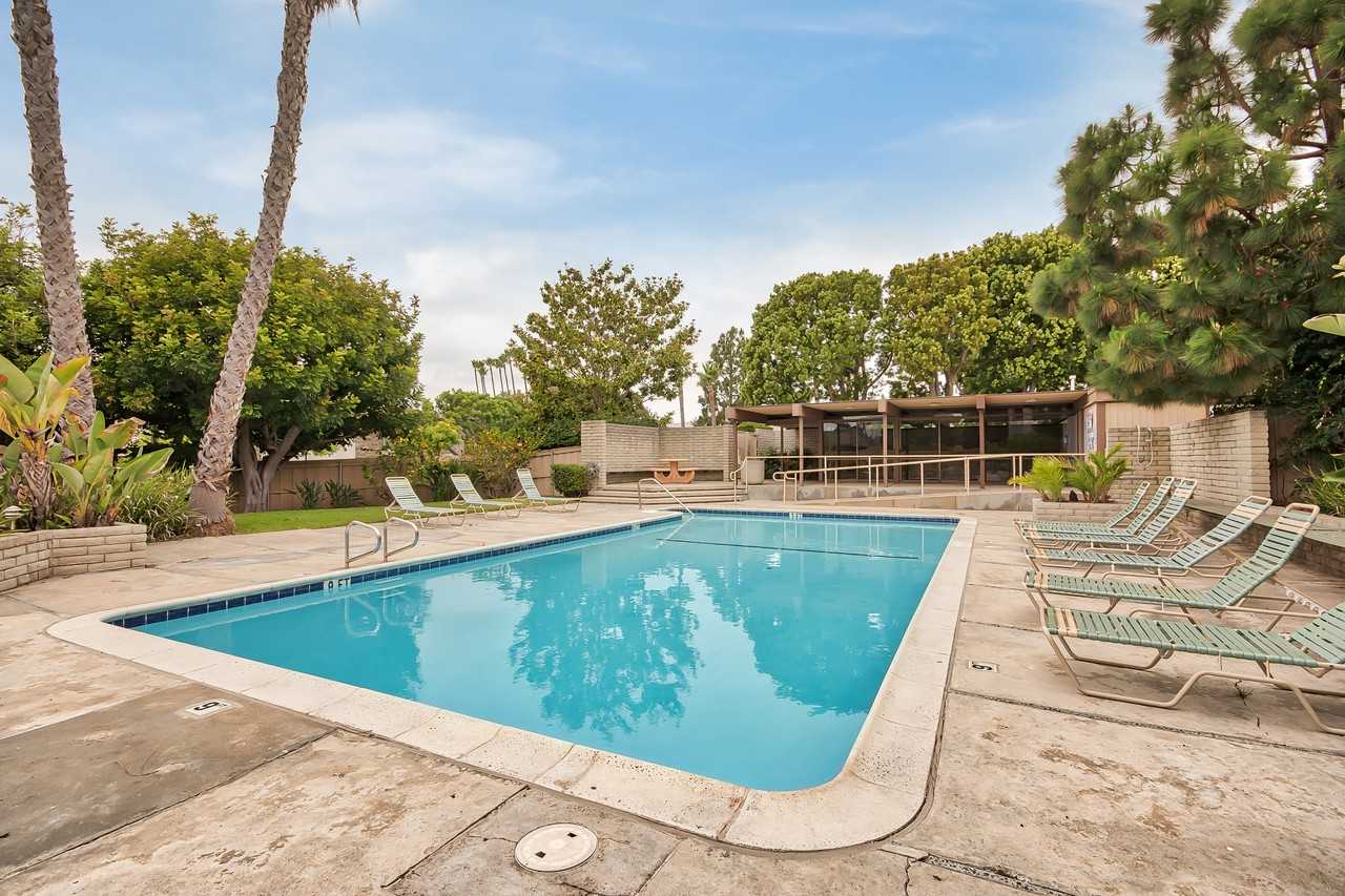 Eastbluff Townhomes - Photo 6 of 29