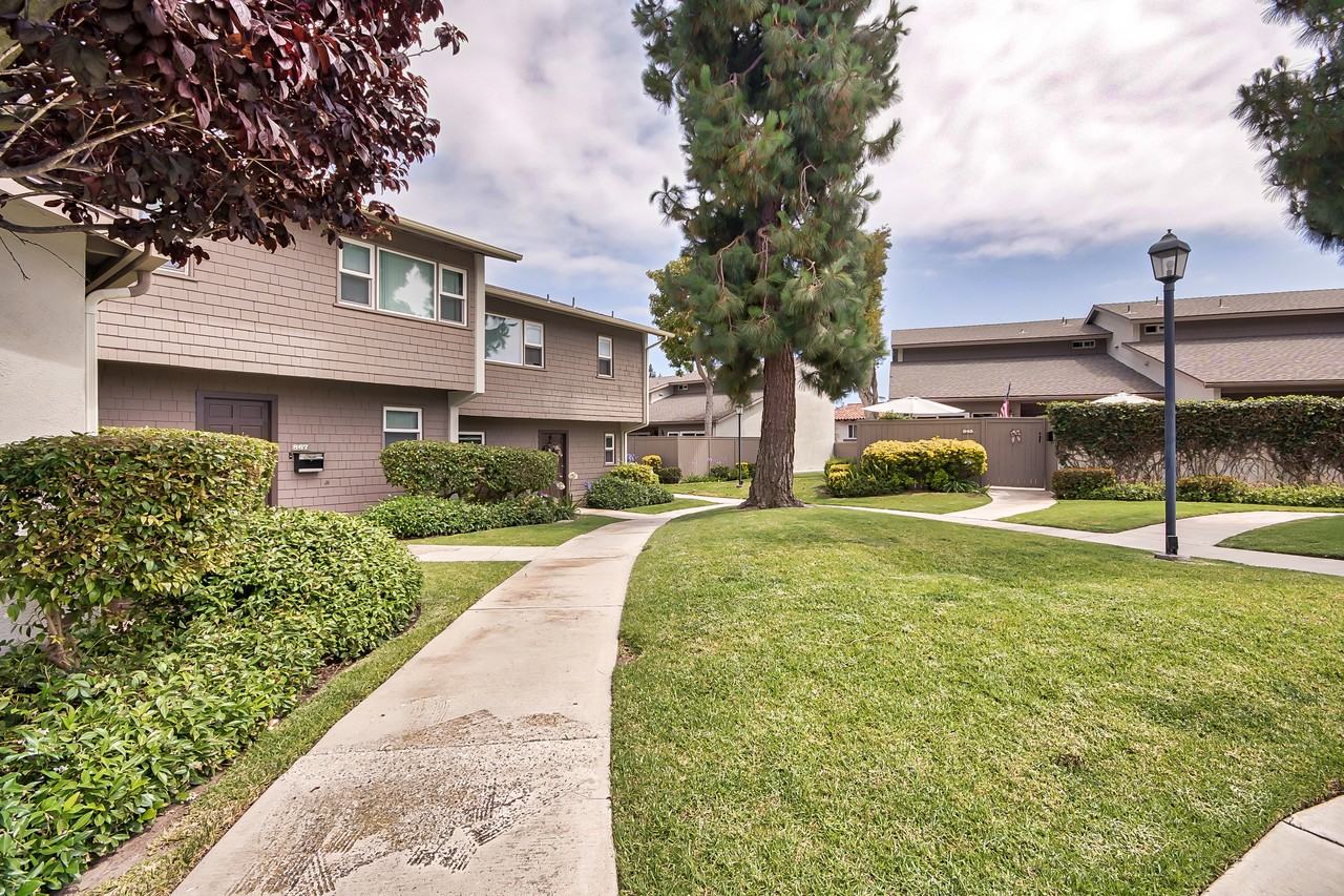 Eastbluff Townhomes - Photo 7 of 29