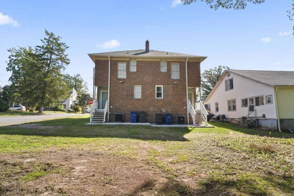 2842 Ne Bon Air Ave - Photo 2 of 32