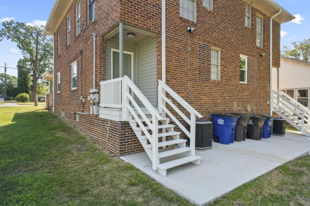 2844 Ne Bon Air Ave - Photo 3 of 29
