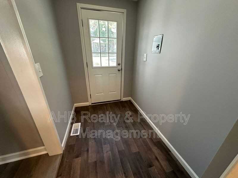 615 Georgia Ave - Photo 5 of 19