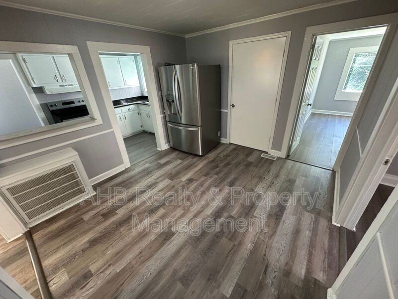 615 Georgia Ave - Photo 6 of 19