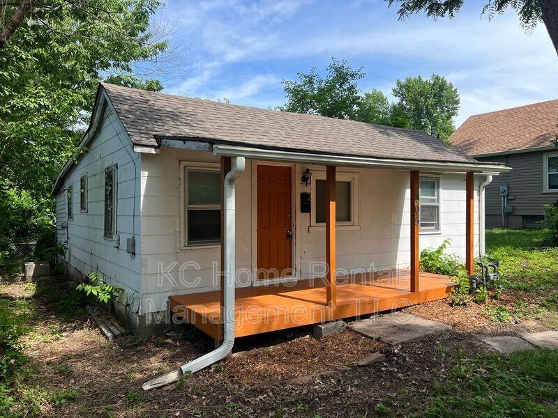 805 S Logan Ave - Photo 2 of 19