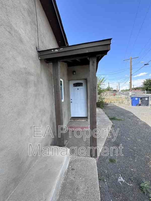 419 Atrisco Dr Swunit B - Photo 2 of 16