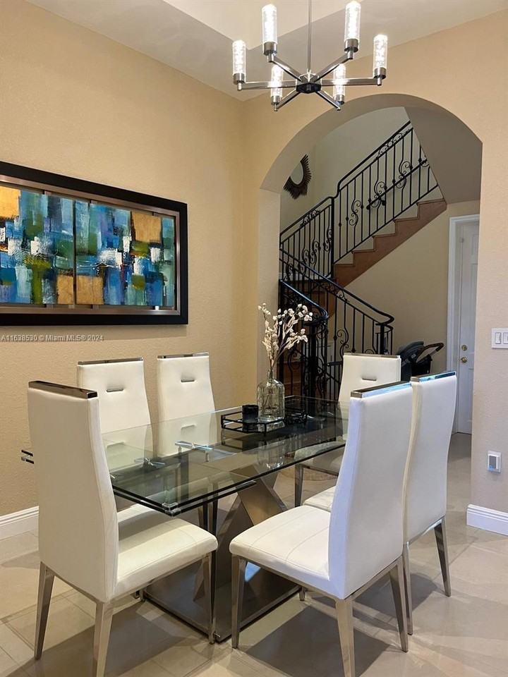 356 Malaga Ave #354 - Photo 3 of 8
