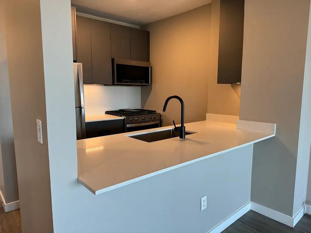 W 50th St 31F, New York, NY 10019 1 Bedroom Apartment for Rent