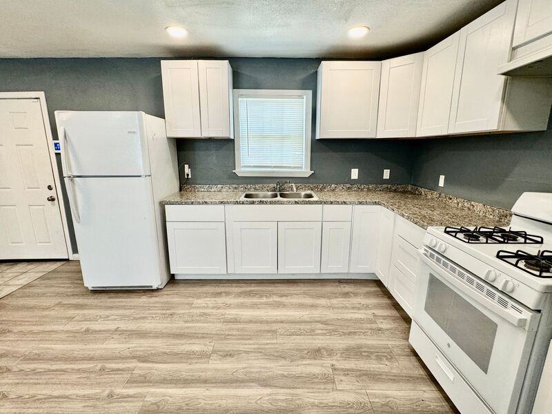 859 E 52nd St N - Photo 3 of 28