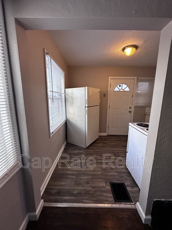 322 S Powell Ave - Photo 5 of 21
