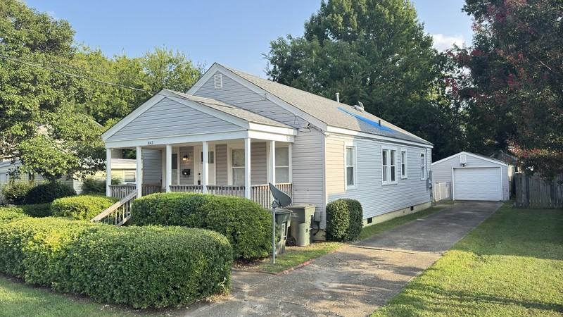 843 43rd St - Photo 3 of 22