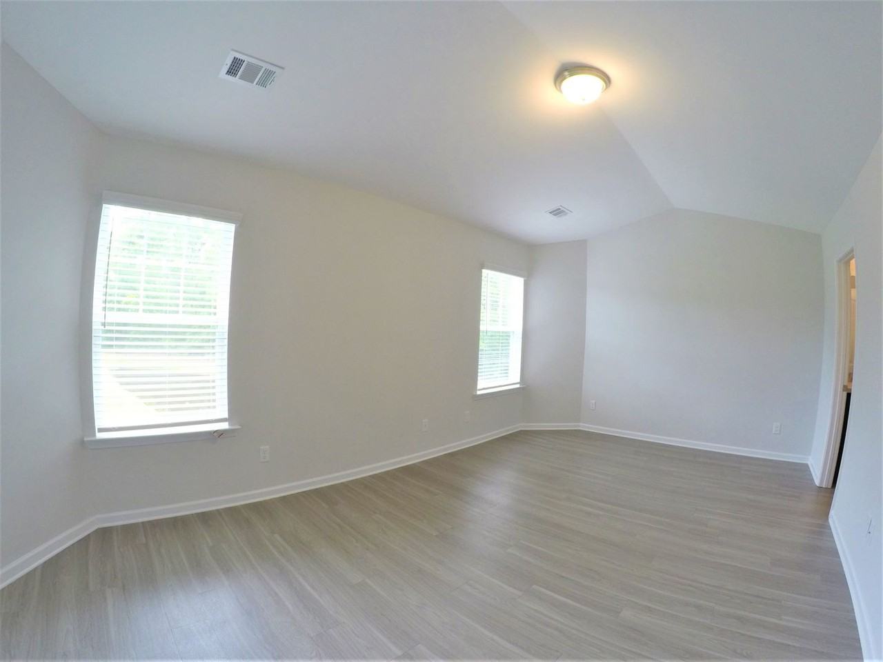 13 Newport Sq Ct - Photo 5 of 9