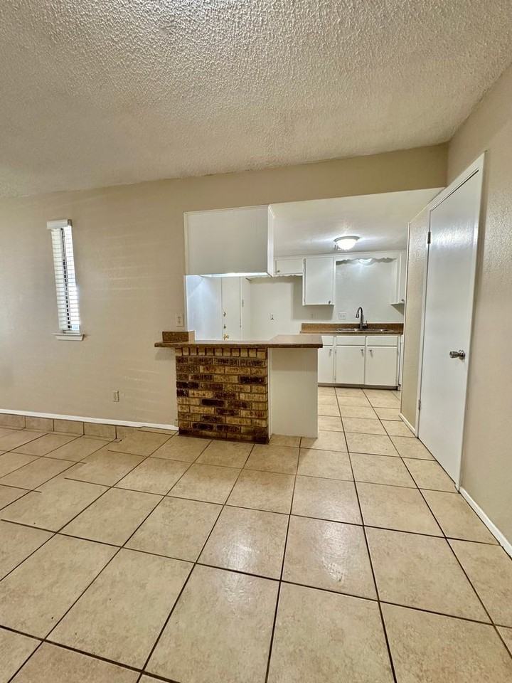 1042 Glenna St - Photo 5 of 23