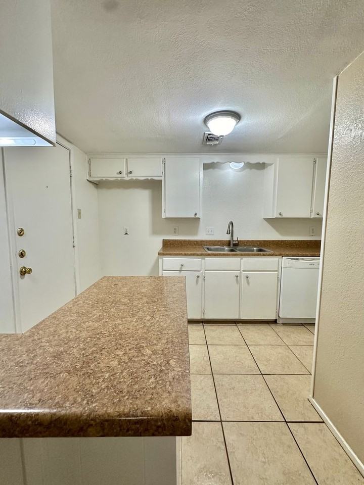 1042 Glenna St - Photo 7 of 23